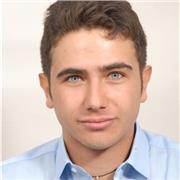 Giovane chimico impartisce lezioni di chimica, matematica e fisica a liceali ed universitari